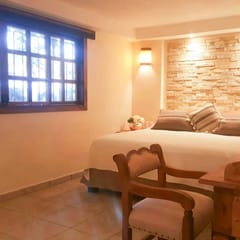 Romantic Getaway: Pools, Great Location Near Beach