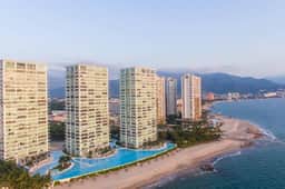 Beachfront Bliss, Gorgeous Pools in Peninsula bldg - Image 3