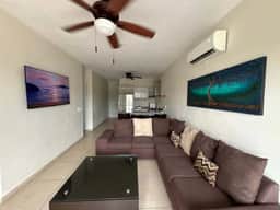 Family Getaway: Relaxing Pool & Convenient Parking - Image 2