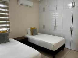 Family Getaway: Relaxing Pool & Convenient Parking - Image 5