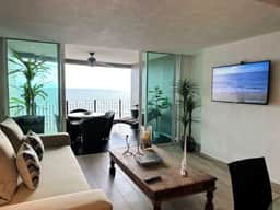 Grand Venetian Oceanview Condo steps to beach - Image 2