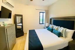 Modern Condo, Great Pool, Beach 5 mins - Image 2