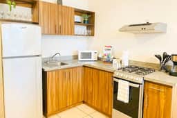 Modern Condo, Great Pool, Beach 5 mins - Image 4