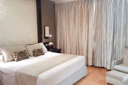 Modern Romantic Poolside Stay, Beach 10min Drive - Image 2
