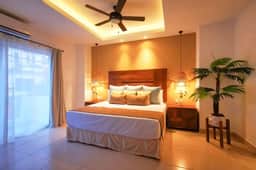 Favorite Location! Walk to beach & Romantic Zone - Image 2