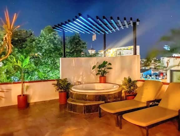Roof Terrace with BBQ and Spa Tub w Views - Image 2
