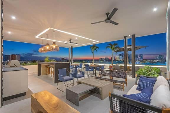 Penthouse Rooftop Condo, Pool, BBQ, Amazing Views! - Image 5