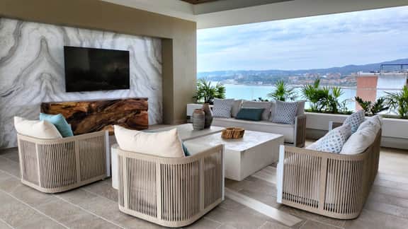 Breathtaking Beach Front Condo, Moutain View Apt - Image 2