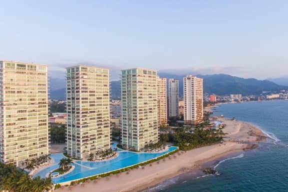 Beachfront Bliss, Gorgeous Pools in Peninsula bldg - Image 3