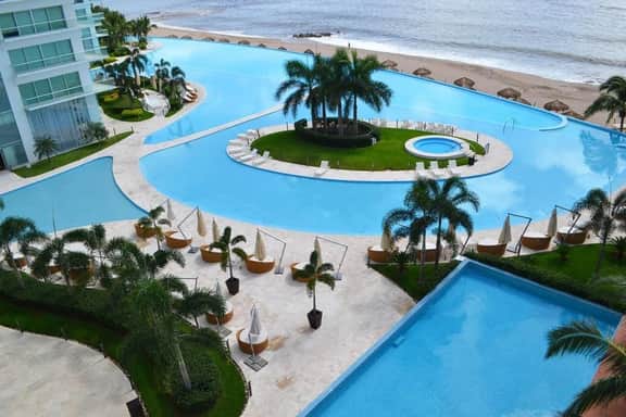 Beachfront Bliss, Gorgeous Pools in Peninsula bldg - Image 2