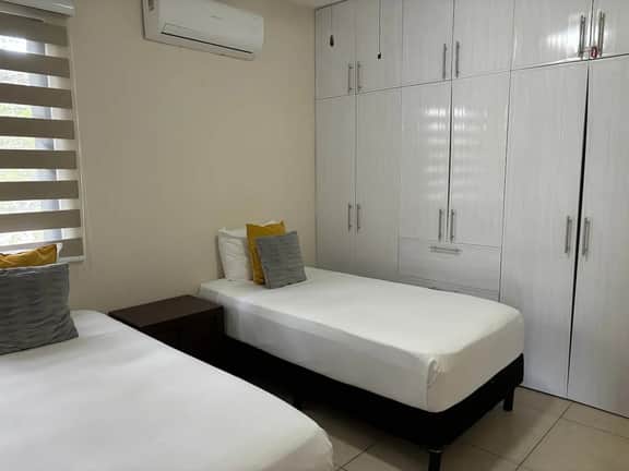 Family Getaway: Relaxing Pool & Convenient Parking - Image 5