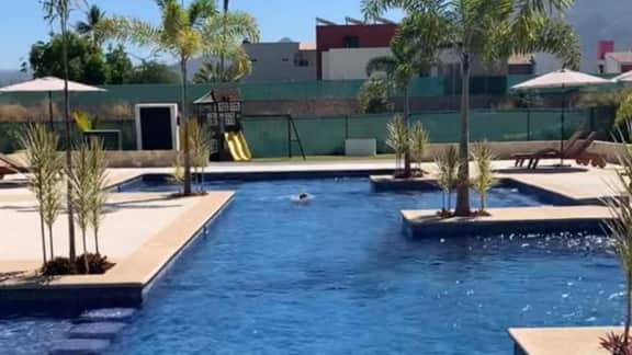 Family Getaway: Relaxing Pool & Convenient Parking - Image 4