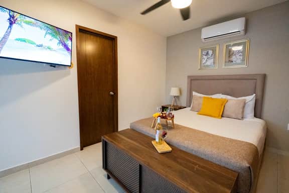 Cheerful Condo, Mountainview Roof and Lounge - Image 3