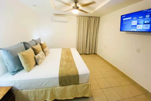 Tropical Lush Gardens, Great Pools & Location - Image 3