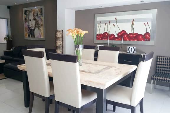 Modern Romantic Poolside Stay, Beach 10min Drive - Image 4