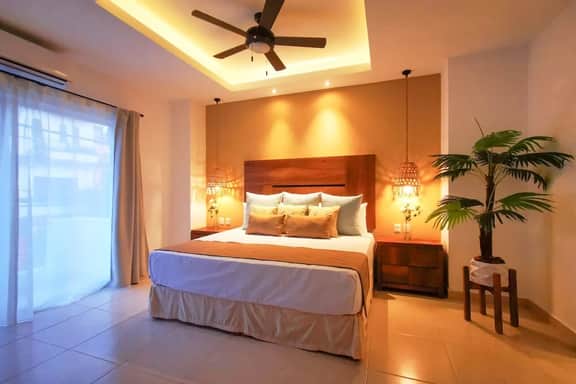 Favorite Location! Walk to beach & Romantic Zone - Image 2