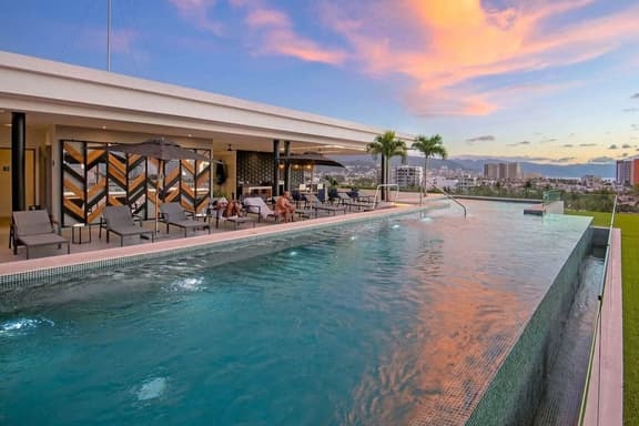 Penthouse Rooftop Condo, Pool, BBQ, Amazing Views! - Image 1