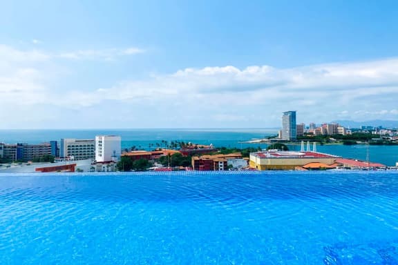 Oceanview Roof Pool, Amazing Loft at Zoho - Image 1