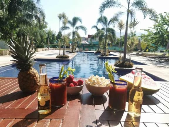 Family Getaway: Relaxing Pool & Convenient Parking - Image 1