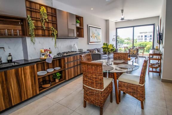 Mountainview Balcony, Near Dining & Beach - Image 1