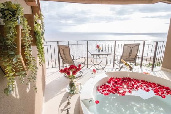 Grand Venetian Oceanview Spa Tub, Pools, Gym. Best location in town! - Image 1