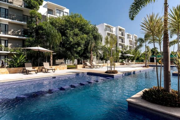 Modern Condo, Great Pool, Beach 5 mins - Image 1